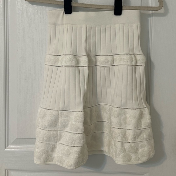 Network white skirt with fuzzy pompom like print - Picture 1 of 3